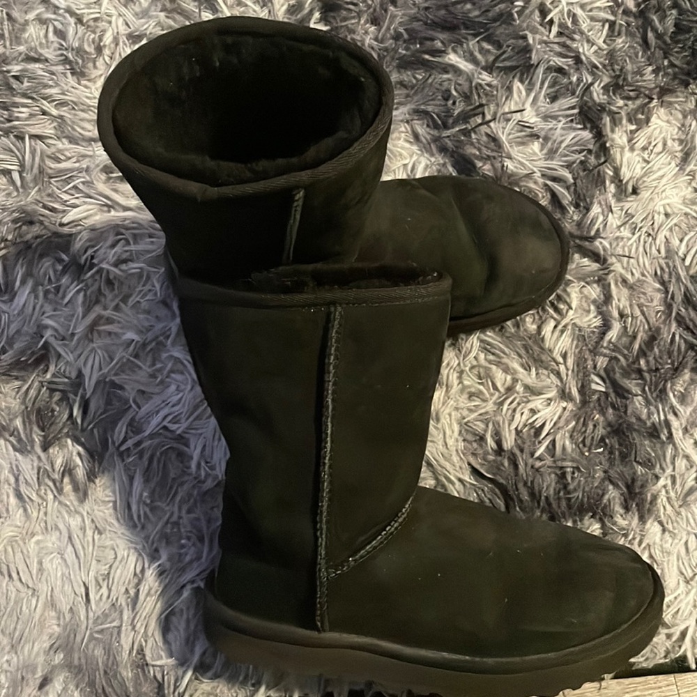 Black short uggs